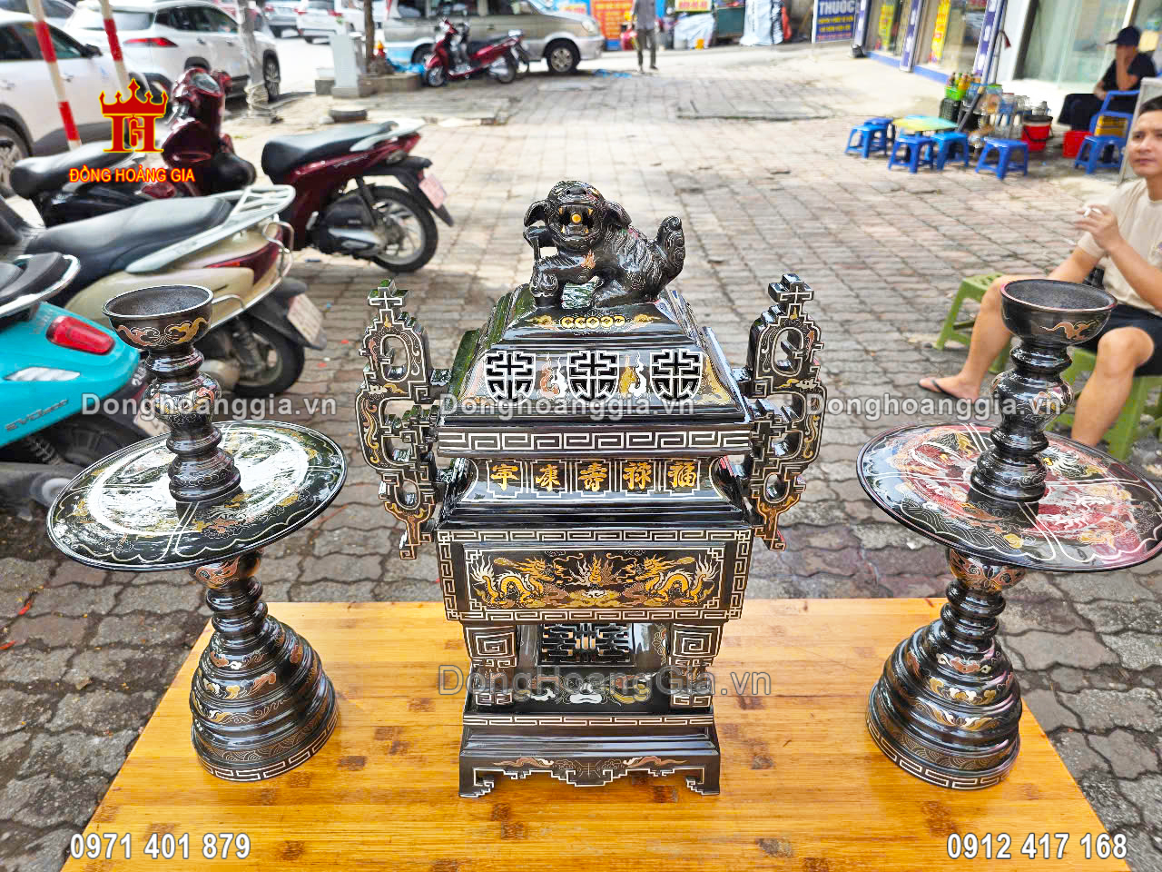 Bày trí bộ đồ thờ khảm ngũ sắc cho bàn thờ gia tiên mang đến sự sang trọng